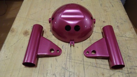 Scheinwerfersatz lackiert. Die Blinkerlöcher wurden erst unmittelbar vor der Lackierung gebohrt - hab sie beinahe vergessen :-(